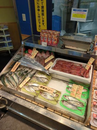 お魚朝市開催しています！