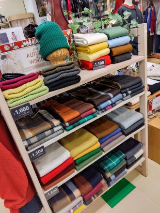 地球文化屋　使いやすいカラー展開のマフラーご紹介♪