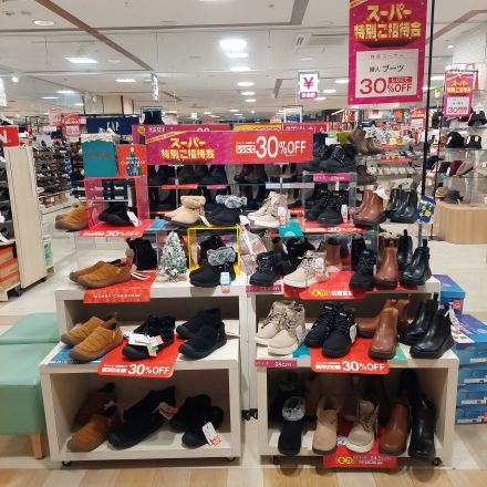 ３階靴履物売場より