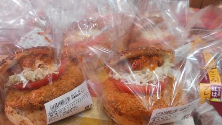 新商品「黒毛和牛タコスメンチカツバーガー」販売中！！_