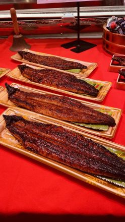 【本日・土用の丑の日限定】焼きたて香ばしい！店頭の特設炭焼きコーナーで焼き上げた自慢の国産うなぎ！