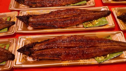 【本日・土用の丑の日限定】焼きたて香ばしい！店頭の特設炭焼きコーナーで焼き上げた自慢の国産うなぎ！