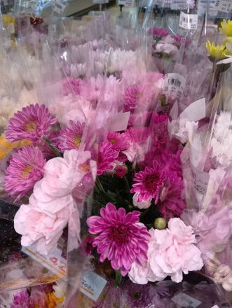 お供え花ありますよ。_