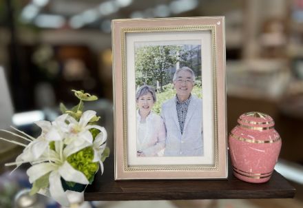 手元供養ミニ骨壺と可愛らしい添え置きタイプの造花のご紹介です
