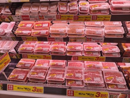 水曜日はお肉がお買い得！_